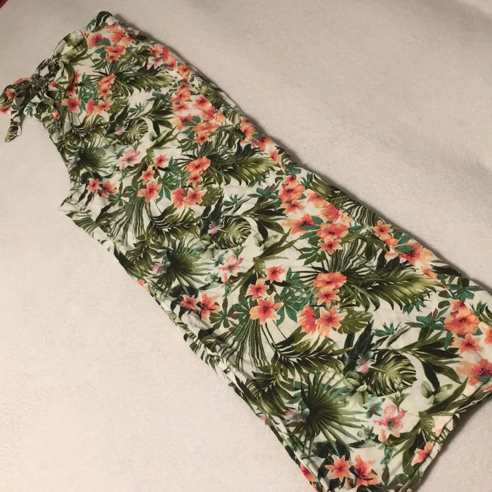 Super cute tropical print trousers!